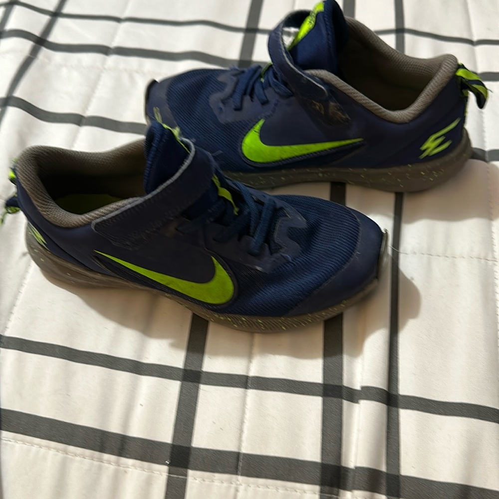Boys nikes size 4